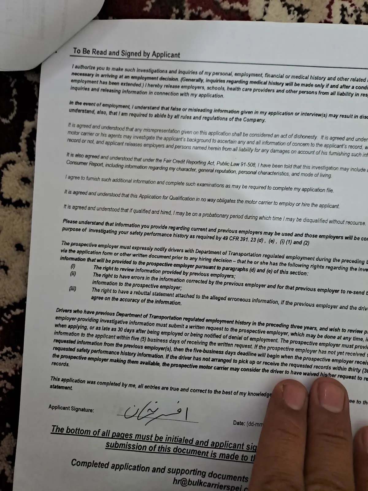 Улица Гроссе Бергштрассе в Гамбурге с зданиями и пешеходами.