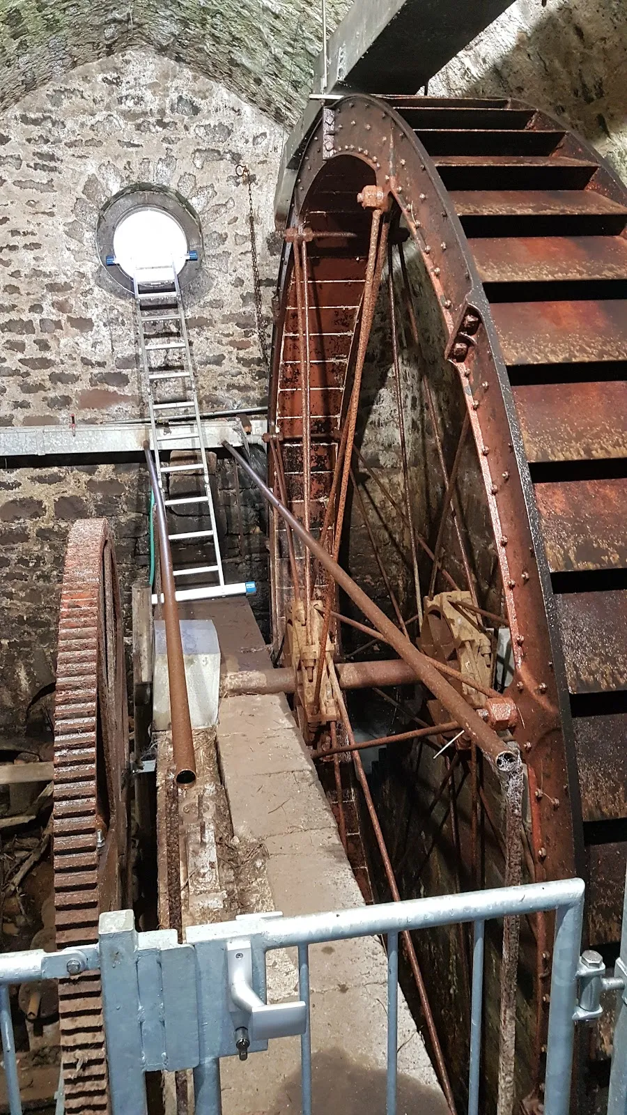 Вид на Грюнбергское водное искусство, историческую водонапорную башню в Грюнберге, Германия.