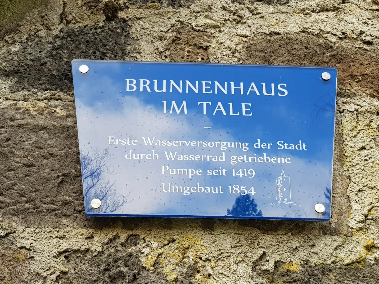 Вид на Грюнбергское водное искусство, историческую водонапорную башню в Грюнберге, Германия.