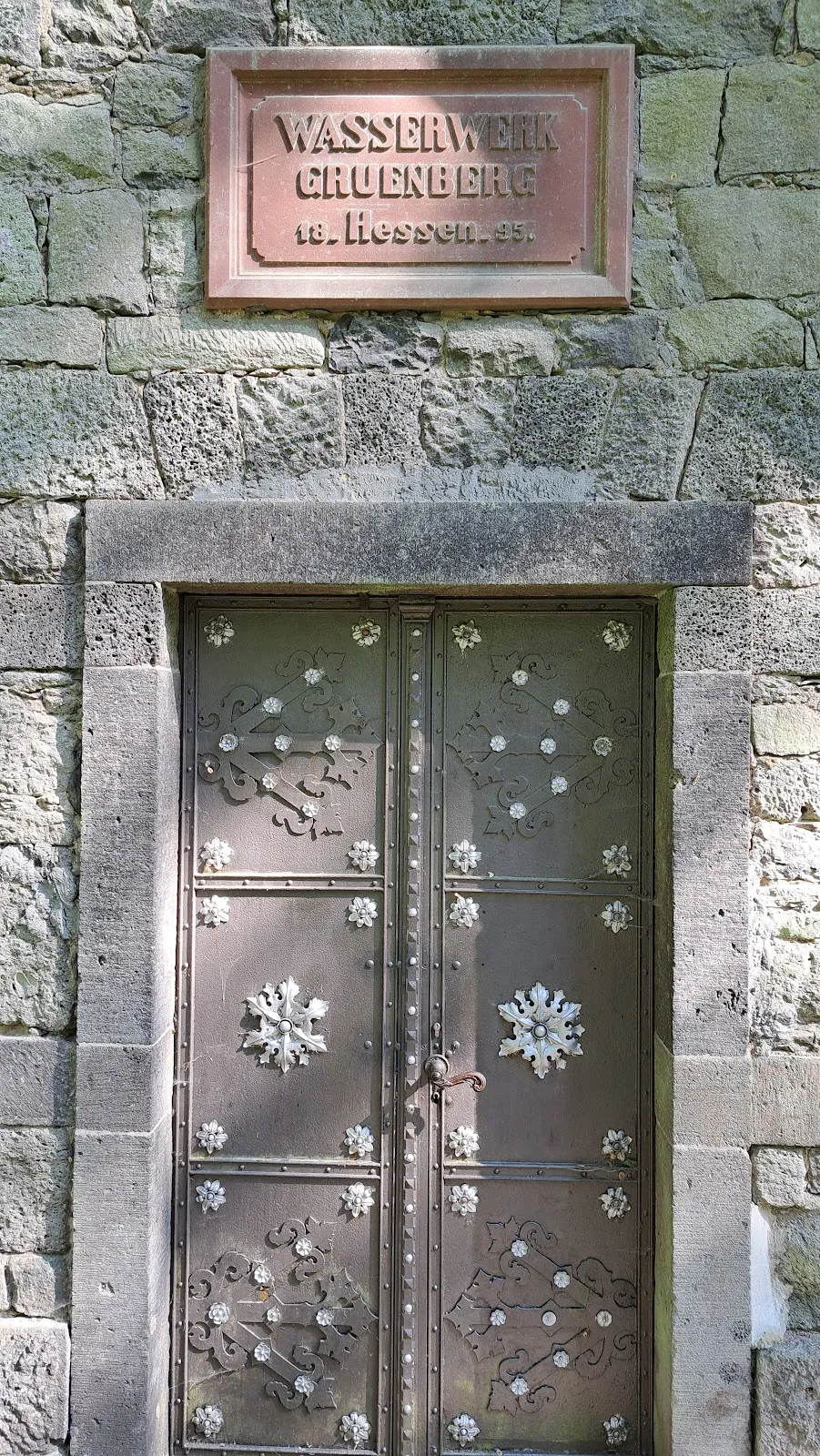 Вид на Грюнбергское водное искусство, историческую водонапорную башню в Грюнберге, Германия.