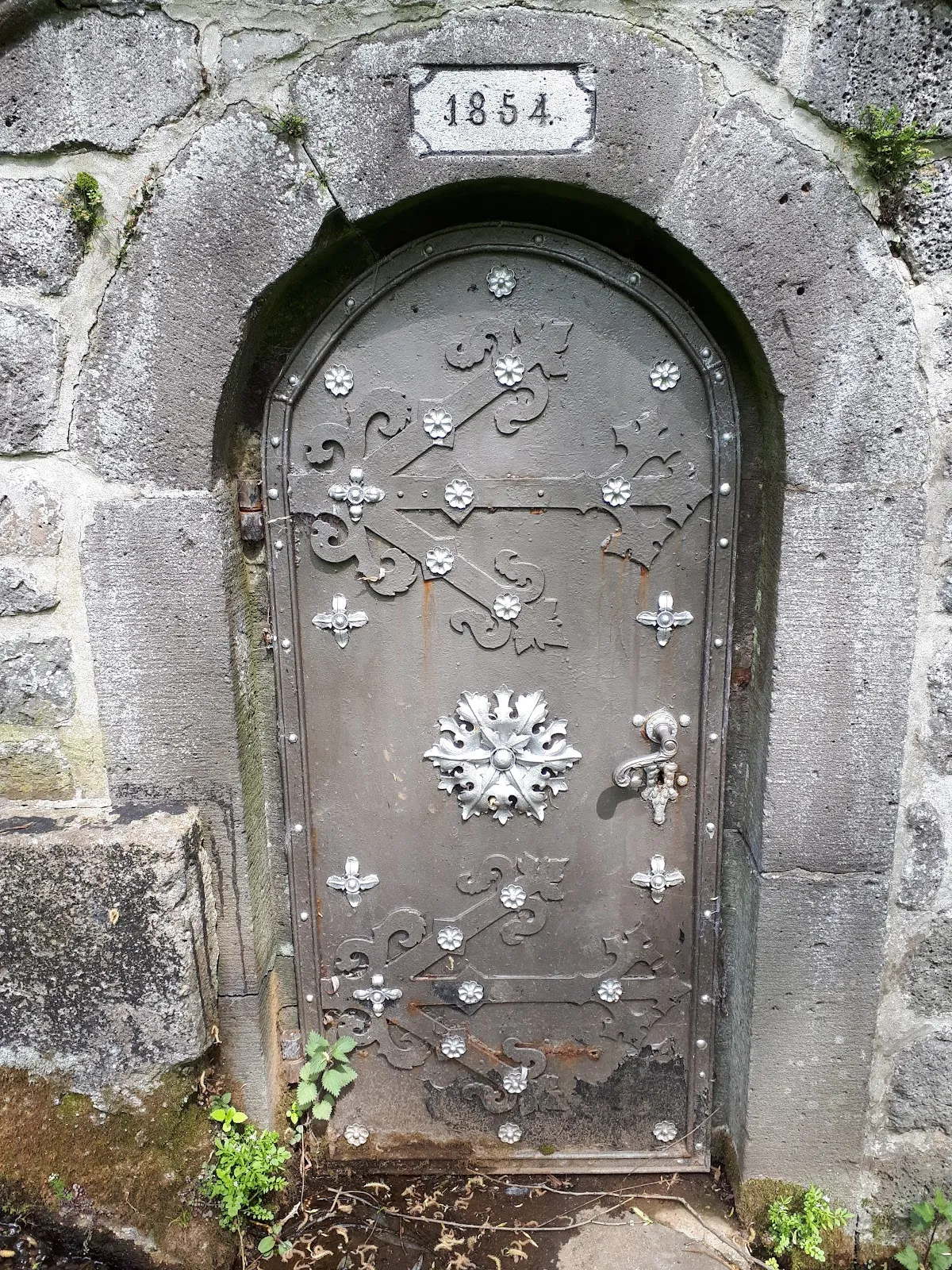 Вид на Грюнбергское водное искусство, историческую водонапорную башню в Грюнберге, Германия.