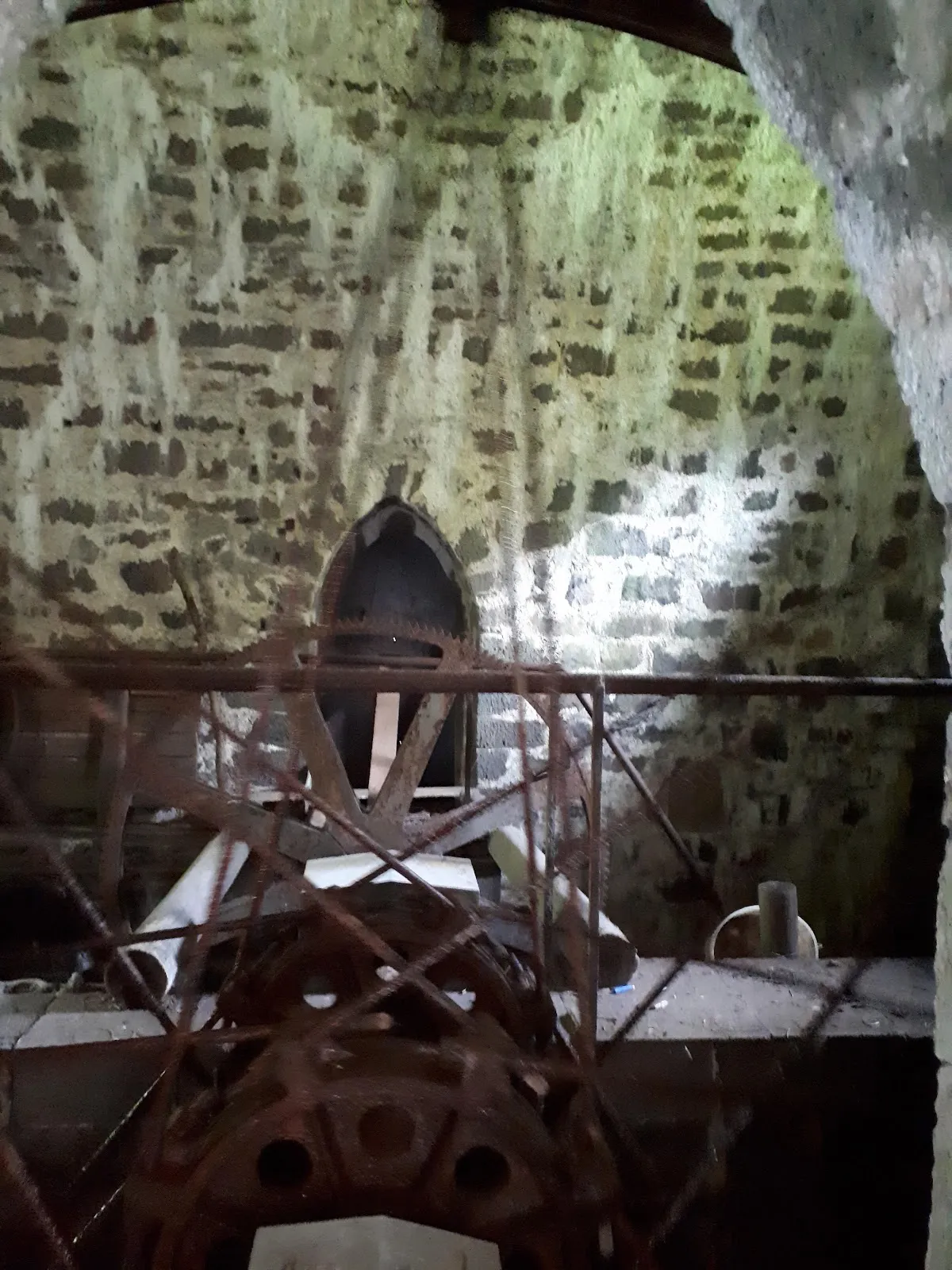 Вид на Грюнбергское водное искусство, историческую водонапорную башню в Грюнберге, Германия.