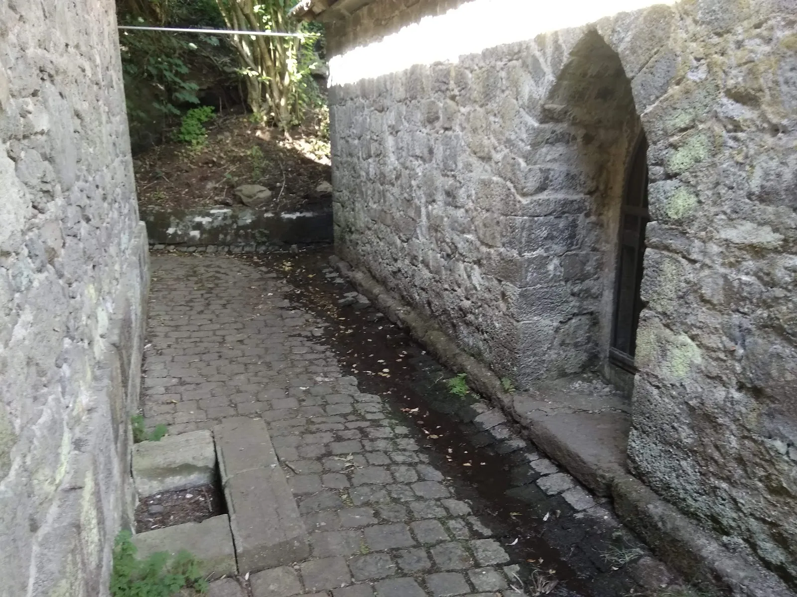 Вид на Грюнбергское водное искусство, историческую водонапорную башню в Грюнберге, Германия.