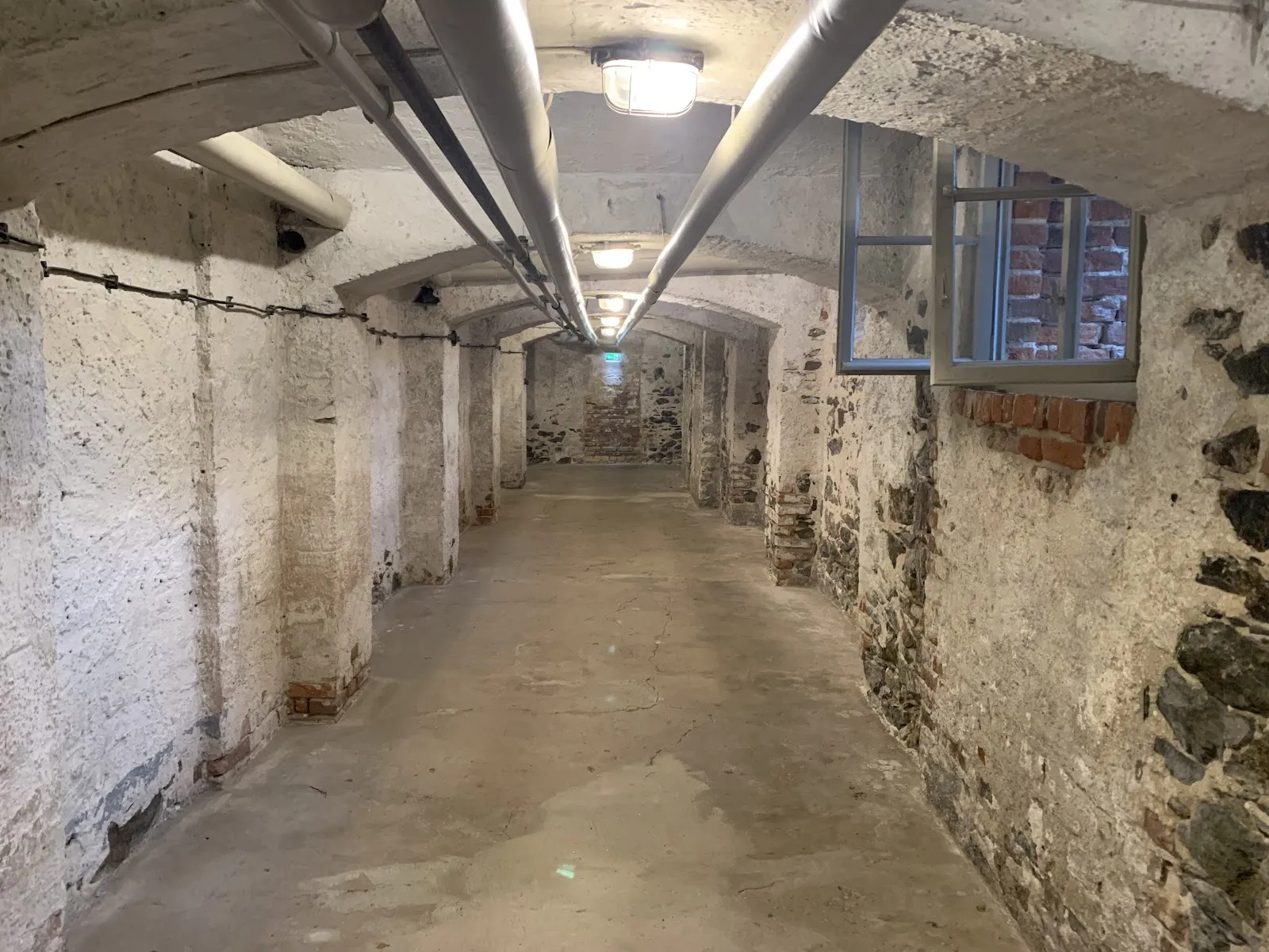 Вид на город Хадамар с его историческими зданиями и замком.