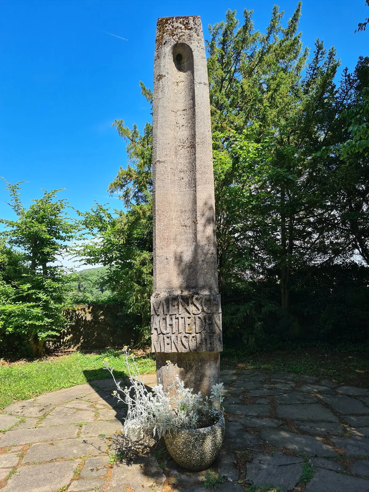 Вид на город Хадамар с его историческими зданиями и замком.