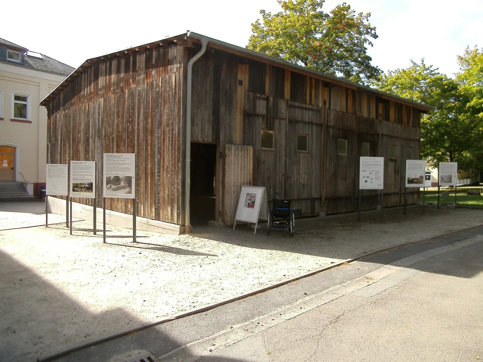 Вид на город Хадамар с его историческими зданиями и замком.