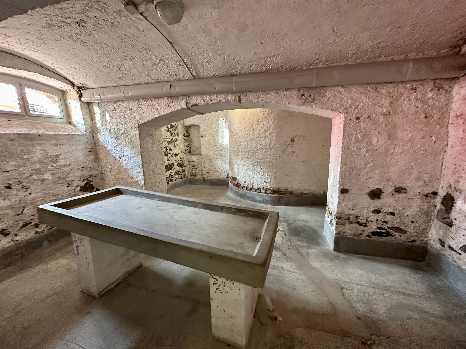 Вид на город Хадамар с его историческими зданиями и замком.