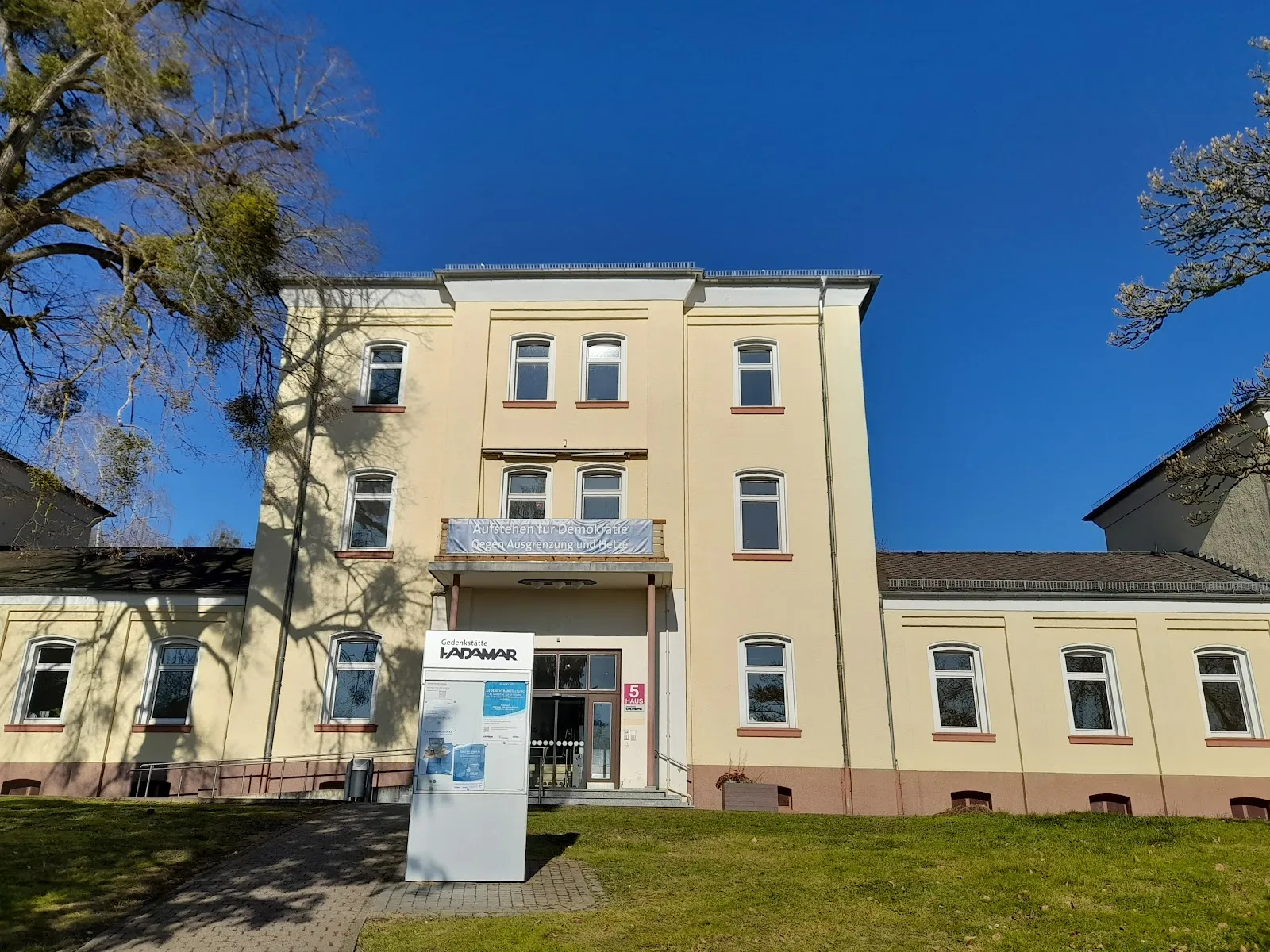 Вид на город Хадамар с его историческими зданиями и замком.