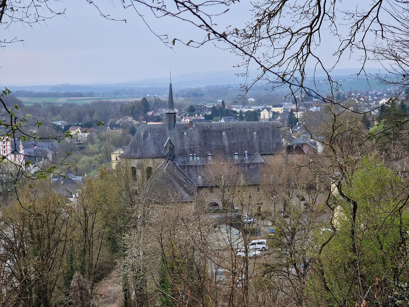 Вид на город Хадамар с его историческими зданиями и замком.