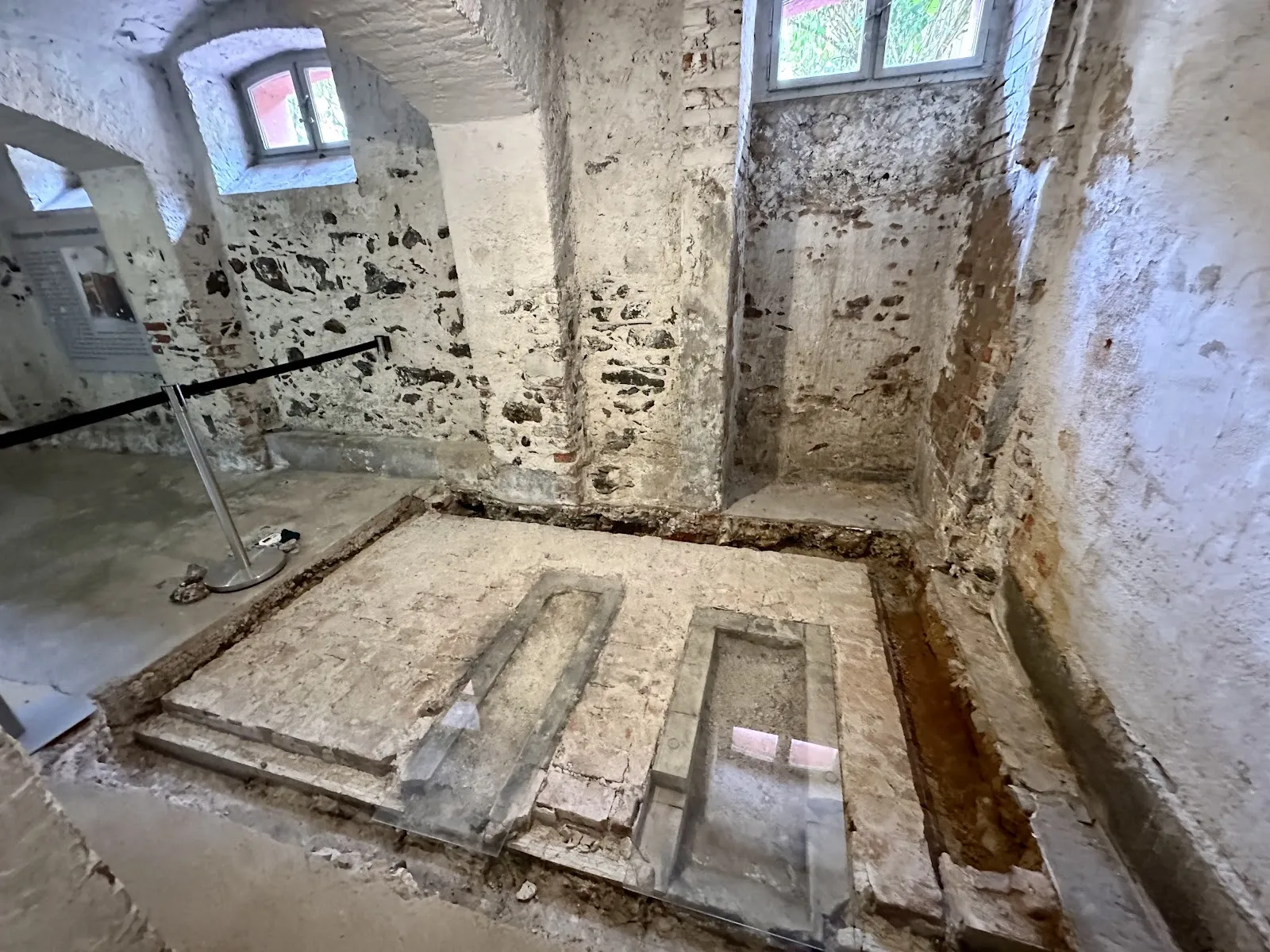 Вид на город Хадамар с его историческими зданиями и замком.