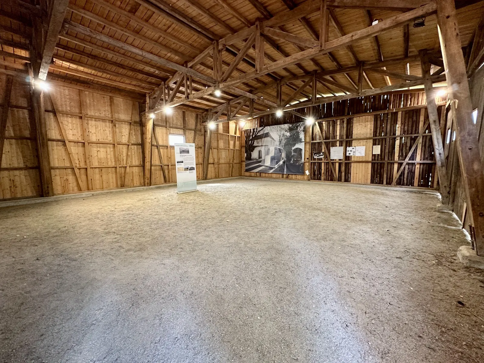 Вид на город Хадамар с его историческими зданиями и замком.