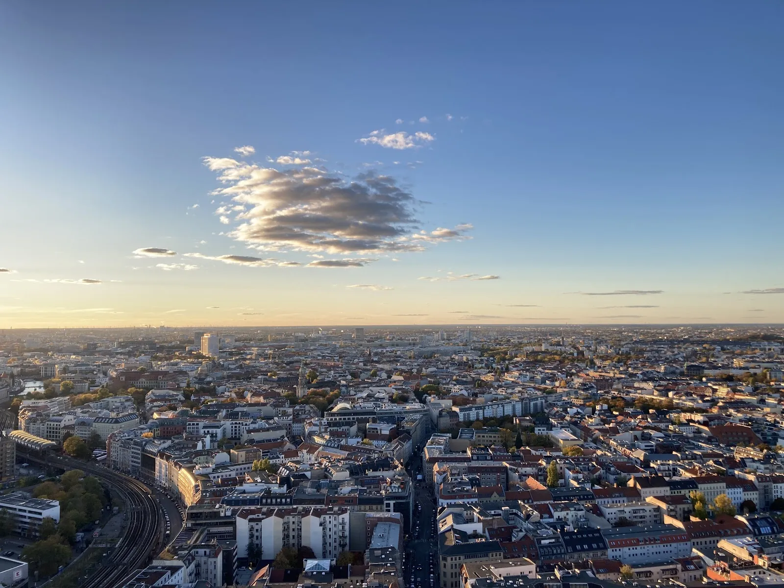 Люди, катающиеся на качелях High Swing Berlin с видом на город