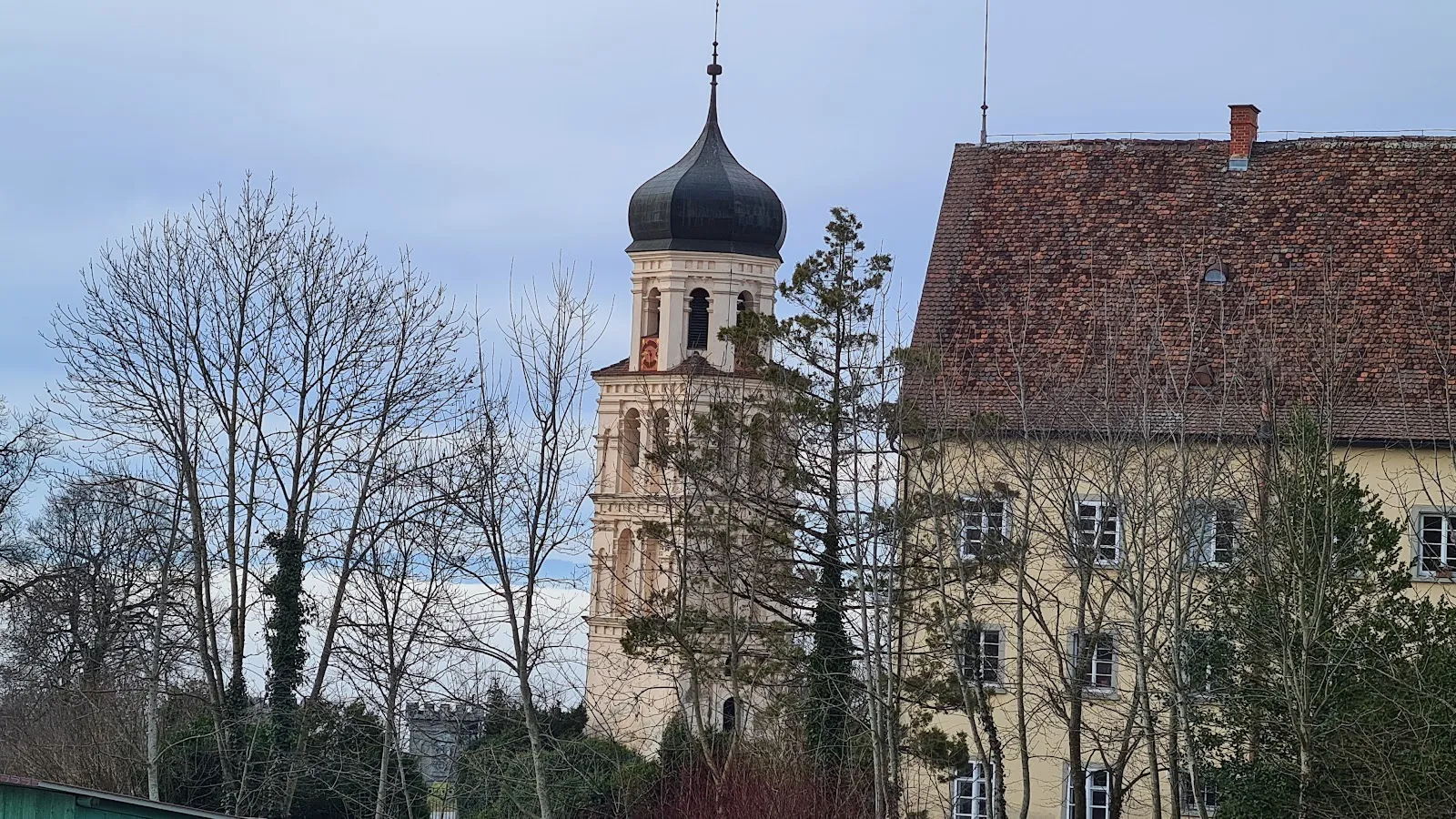 Вид на исторический монастырь в Хайлигенберге, Германия