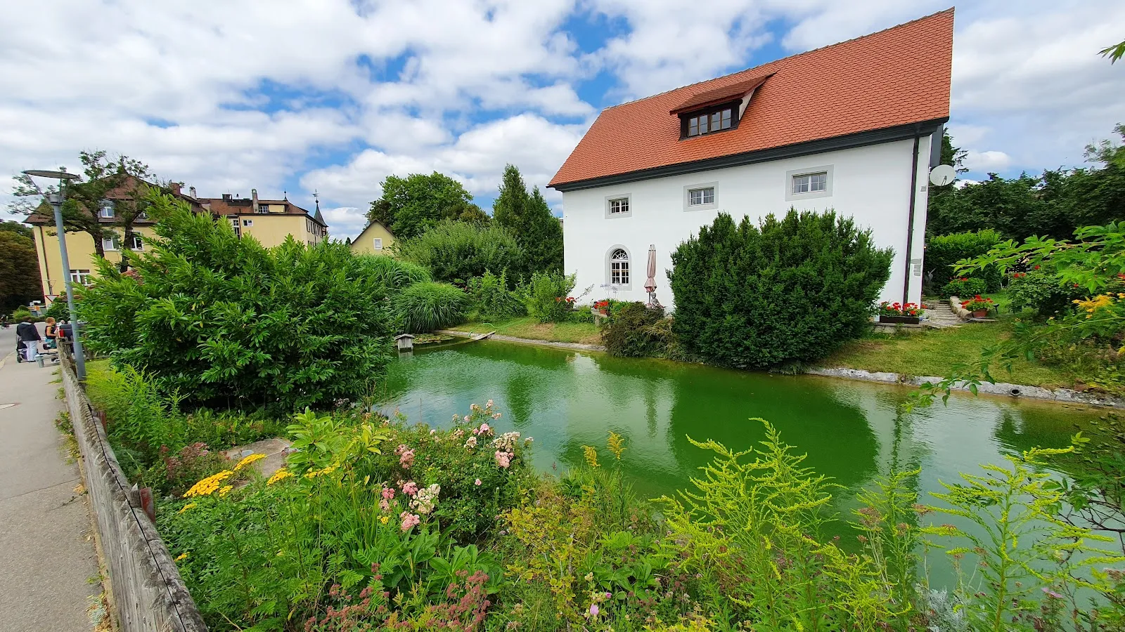 Вид на исторический монастырь в Хайлигенберге, Германия
