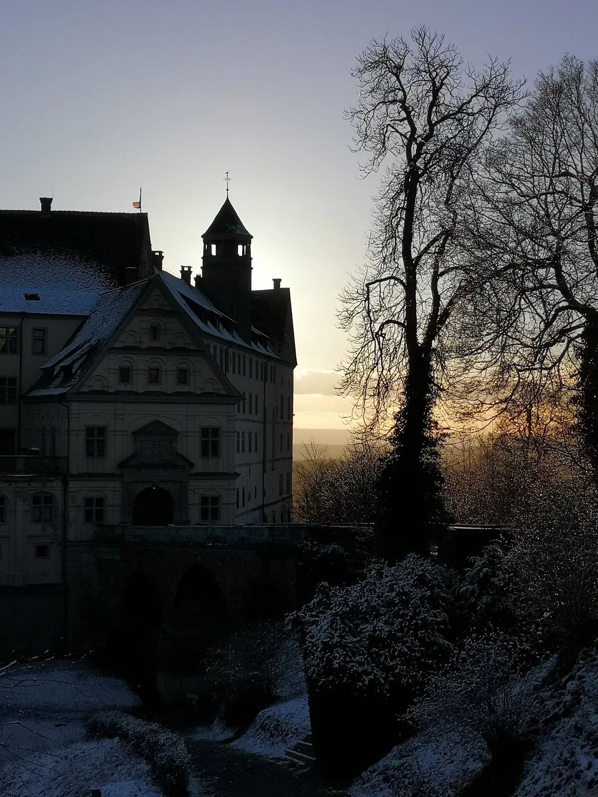Вид на исторический монастырь в Хайлигенберге, Германия