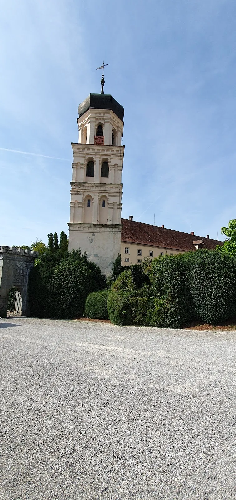 Вид на исторический монастырь в Хайлигенберге, Германия
