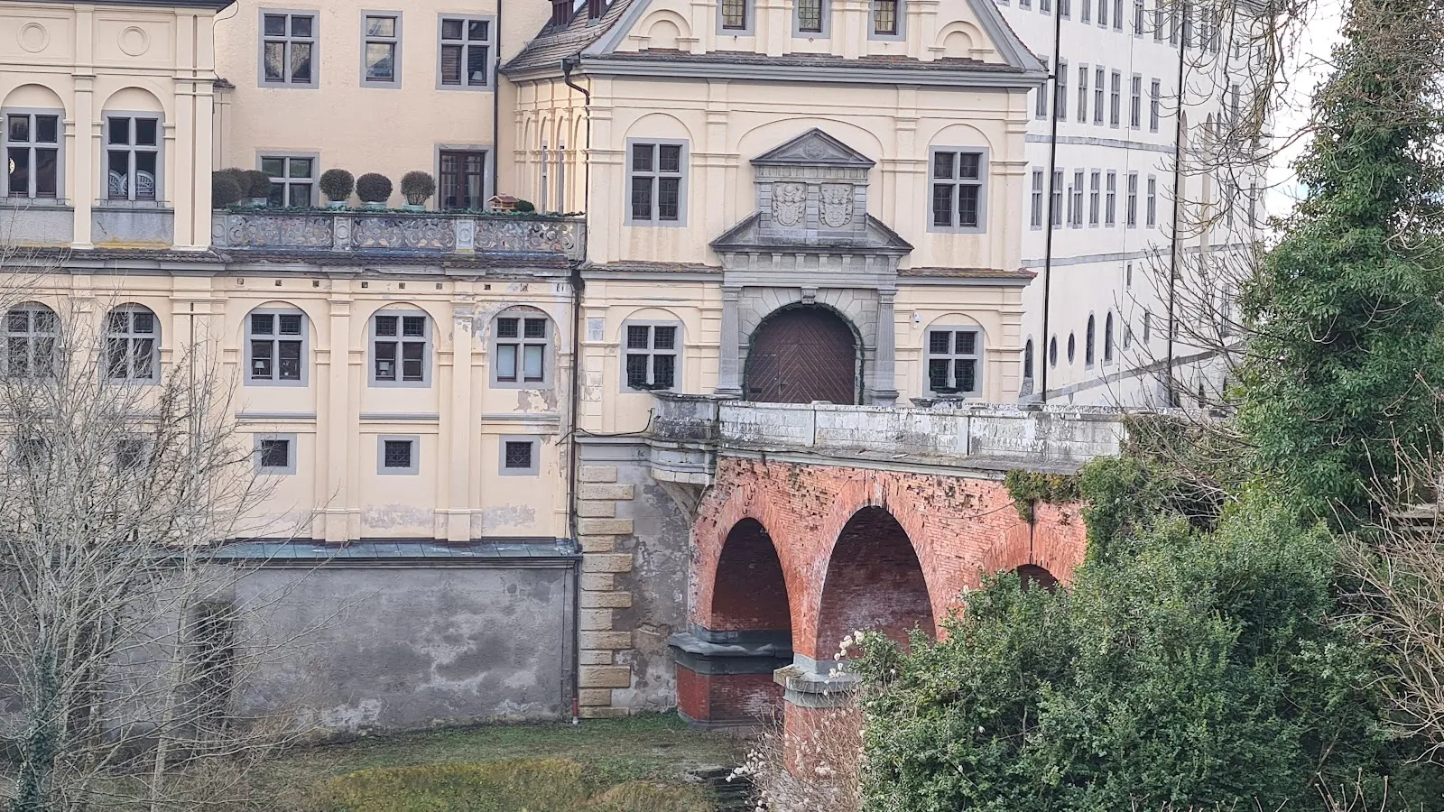 Вид на исторический монастырь в Хайлигенберге, Германия