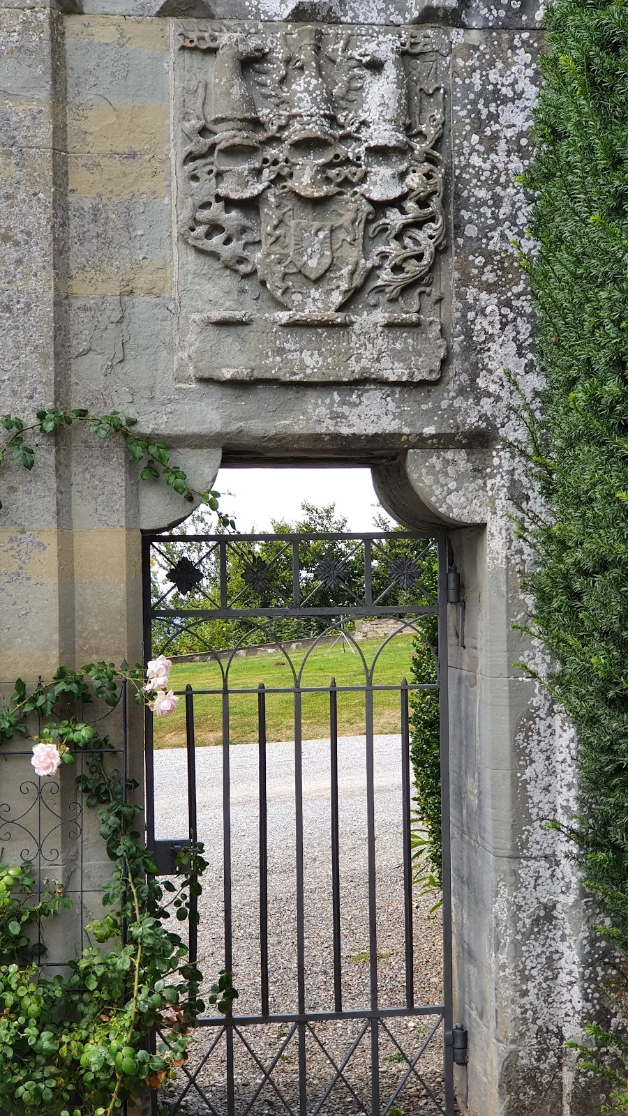 Вид на исторический монастырь в Хайлигенберге, Германия