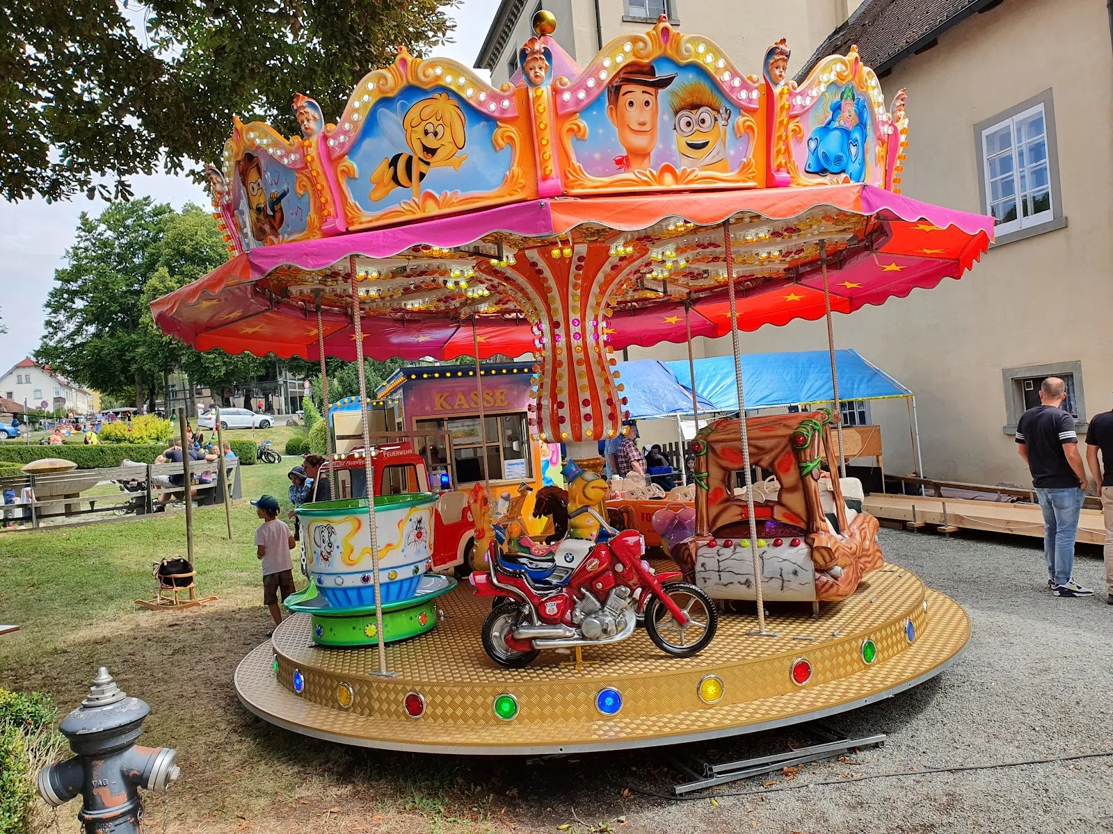 Вид на исторический монастырь в Хайлигенберге, Германия