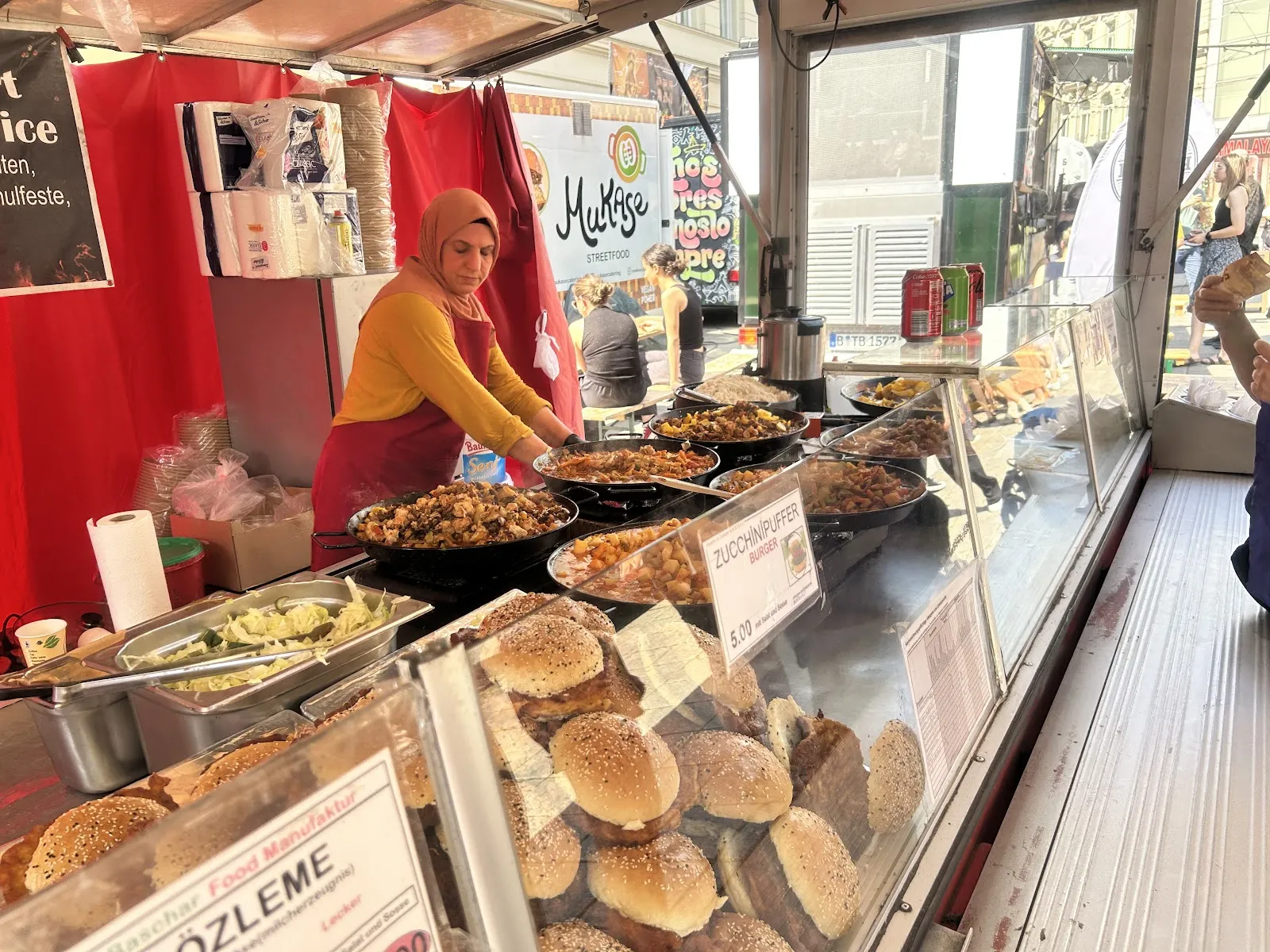 Площадь Хаккешер-Маркт в Берлине с зданиями и людьми