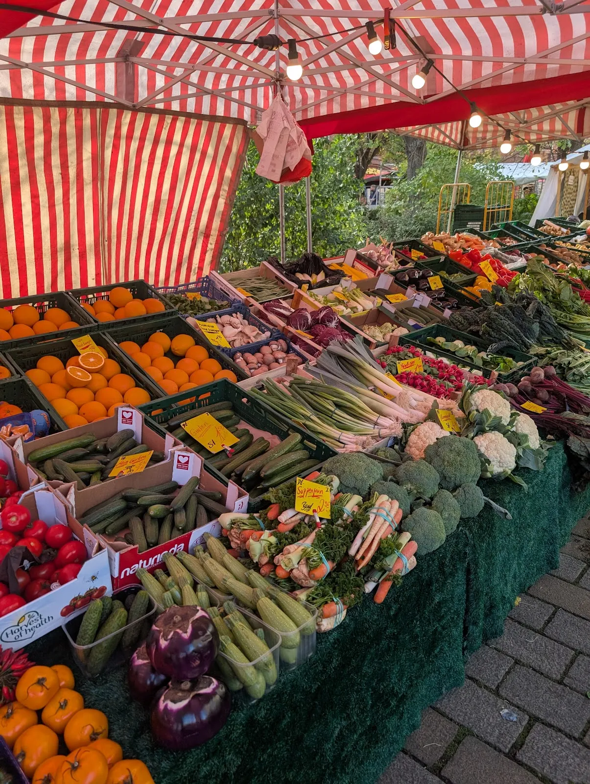 Площадь Хаккешер-Маркт в Берлине с зданиями и людьми