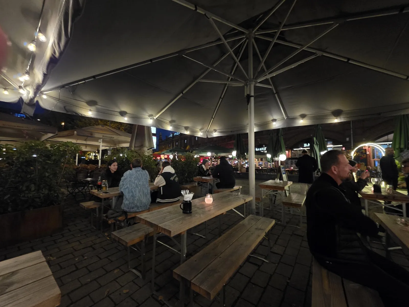 Площадь Хаккешер-Маркт в Берлине с зданиями и людьми