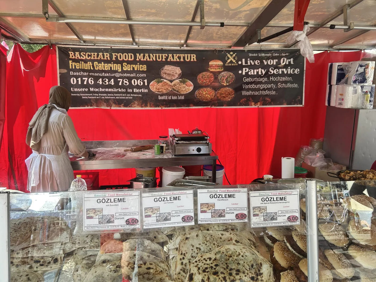 Площадь Хаккешер-Маркт в Берлине с зданиями и людьми