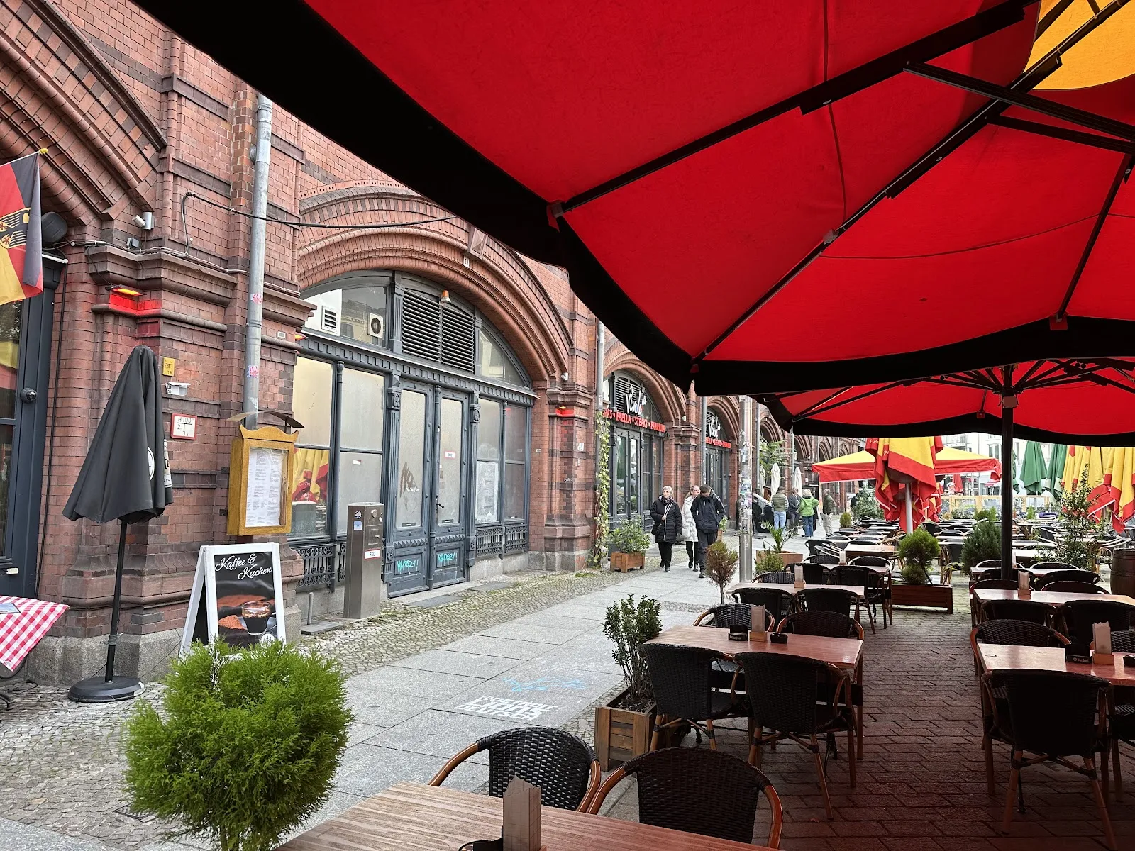 Площадь Хаккешер-Маркт в Берлине с зданиями и людьми