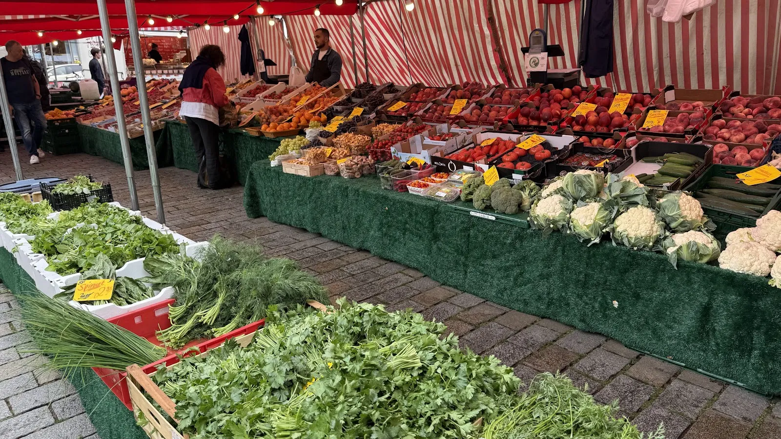 Площадь Хаккешер-Маркт в Берлине с зданиями и людьми