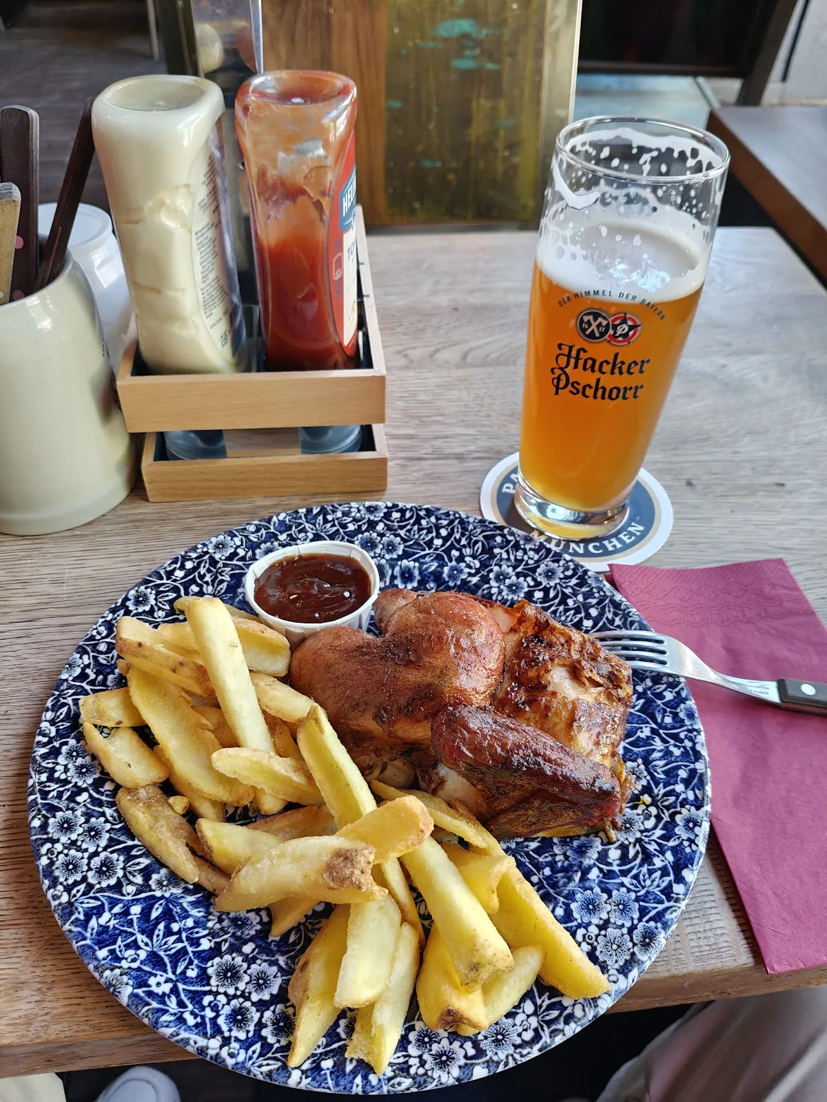 Площадь Хаккешер-Маркт в Берлине с зданиями и людьми