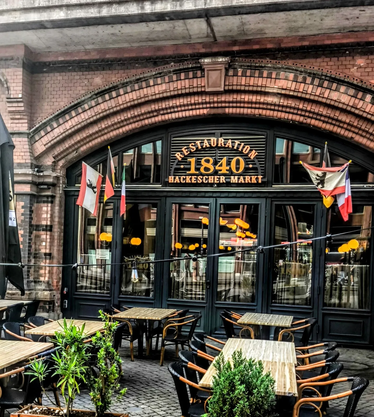 Площадь Хаккешер-Маркт в Берлине с зданиями и людьми