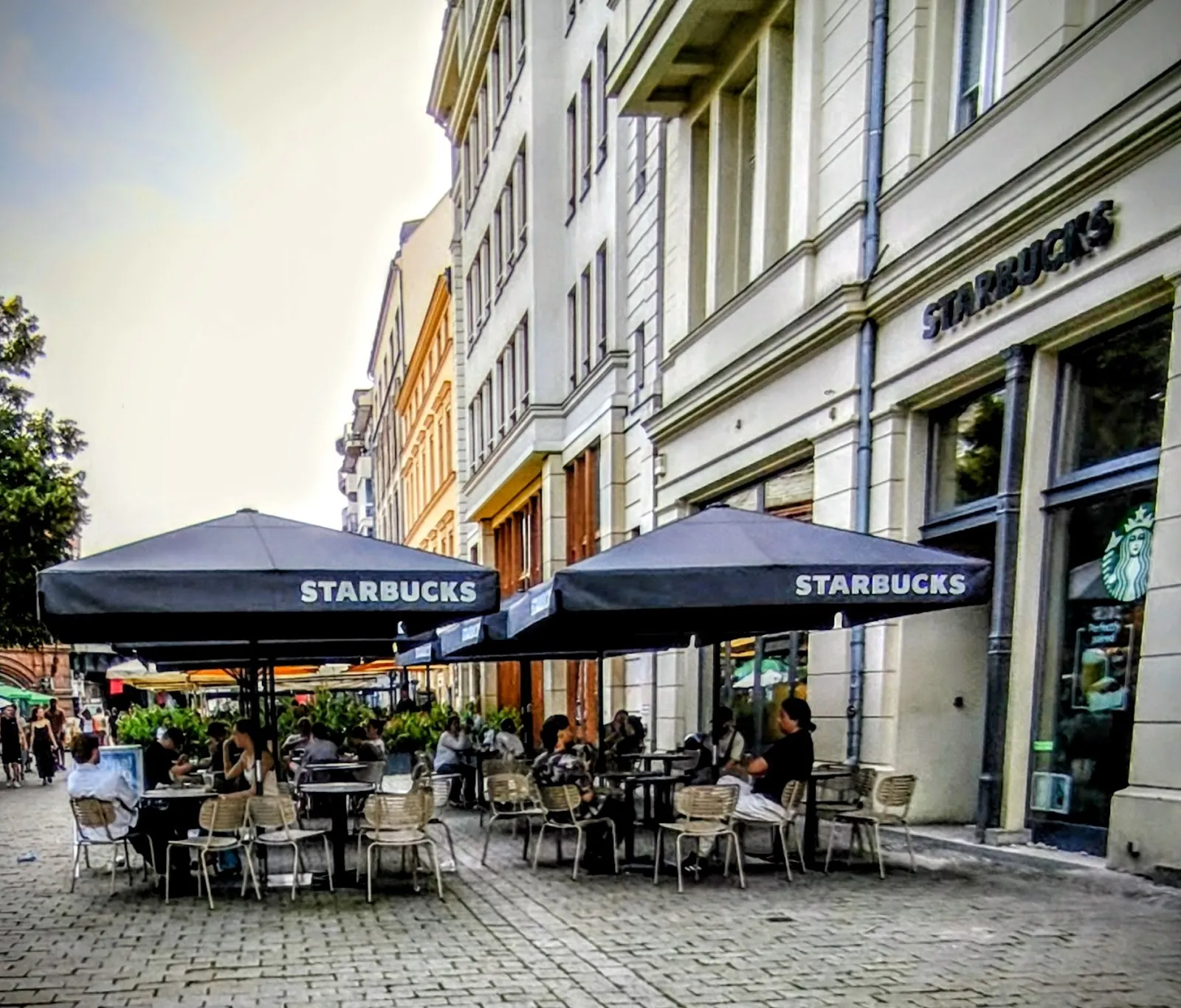 Площадь Хаккешер-Маркт в Берлине с зданиями и людьми
