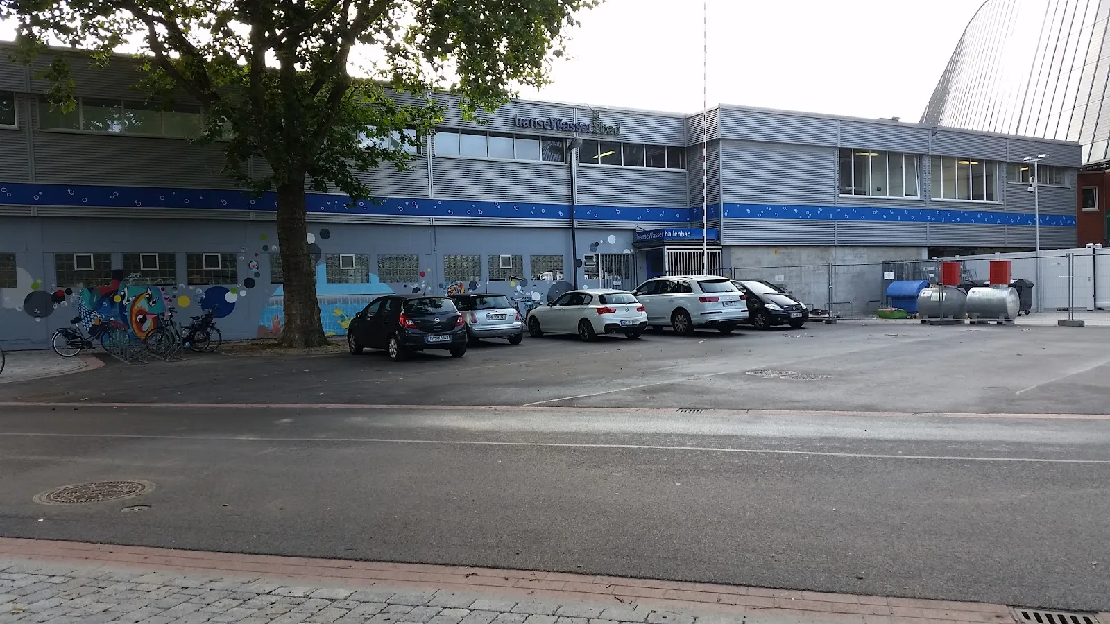 Интерьер бассейна ХанзеВассер в Бремене