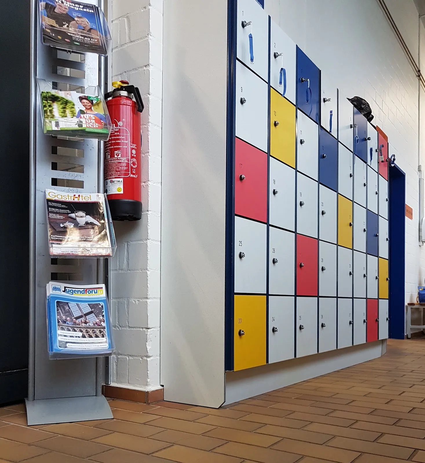 Интерьер бассейна ХанзеВассер в Бремене