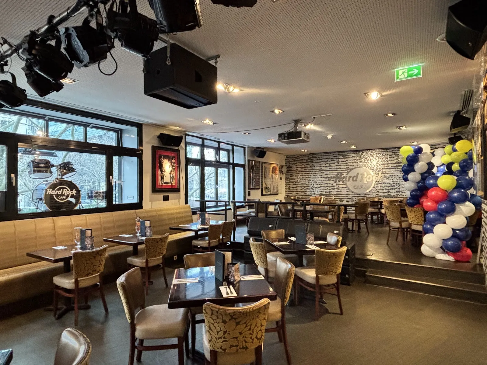 Hard Rock Cafe Berlin: фасад здания с яркой вывеской.