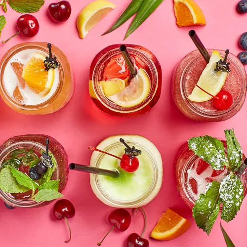 Hard Rock Cafe Berlin: фасад здания с яркой вывеской.