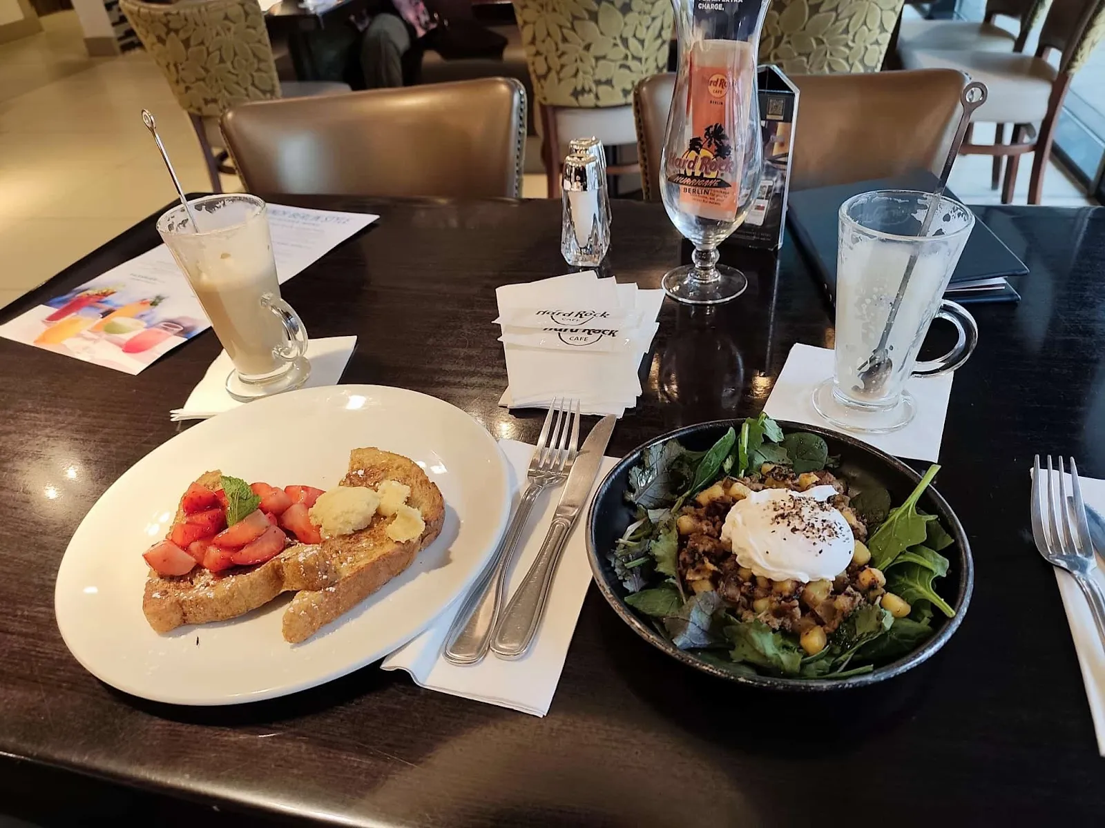 Hard Rock Cafe Berlin: фасад здания с яркой вывеской.