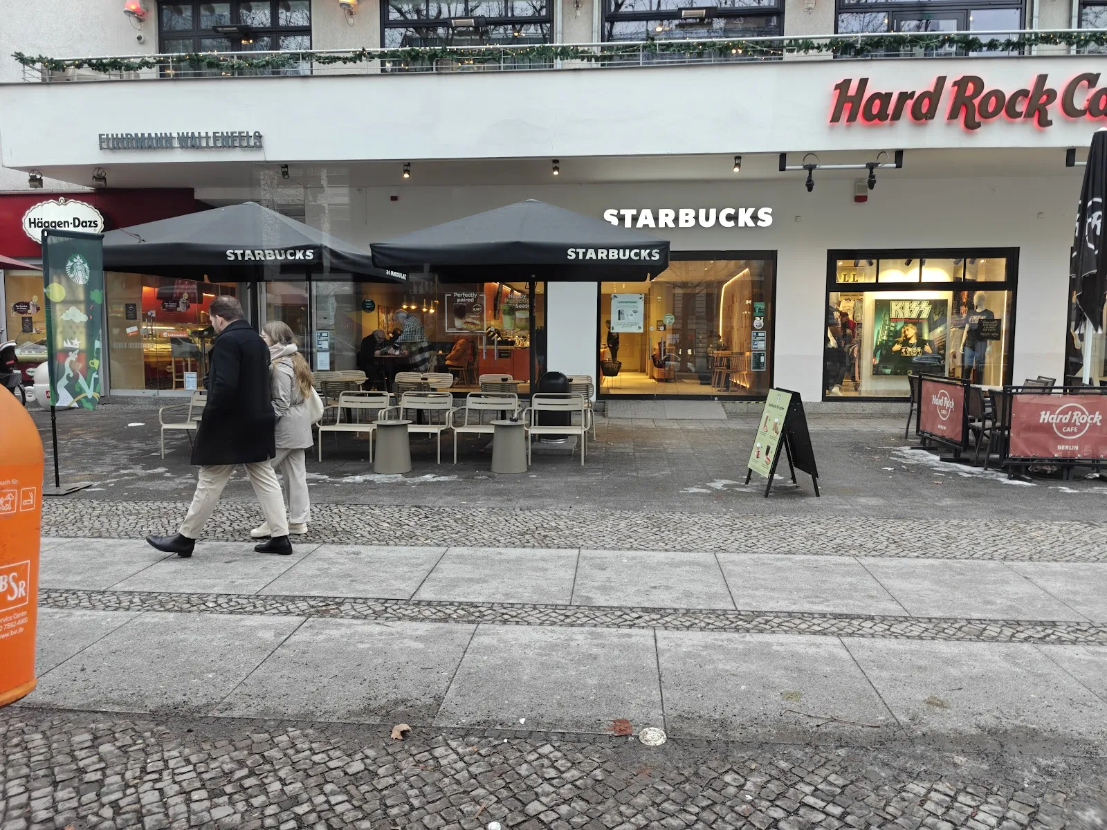 Hard Rock Cafe Berlin: фасад здания с яркой вывеской.