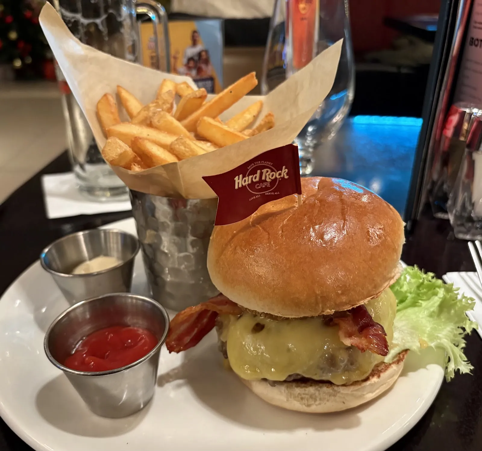 Hard Rock Cafe Berlin: фасад здания с яркой вывеской.