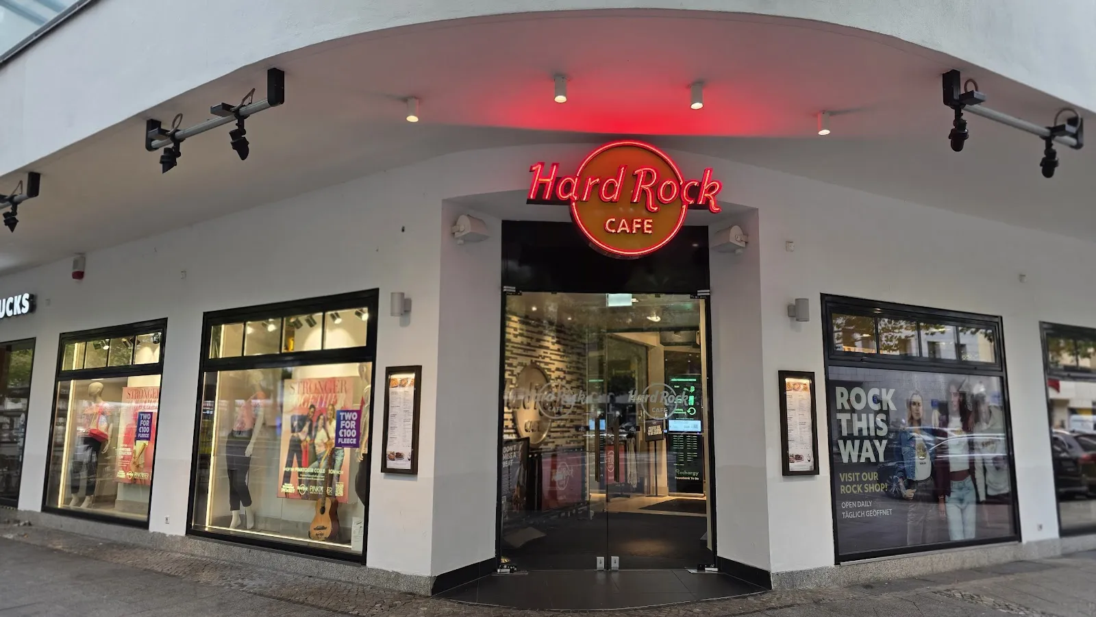 Hard Rock Cafe Berlin: фасад здания с яркой вывеской.