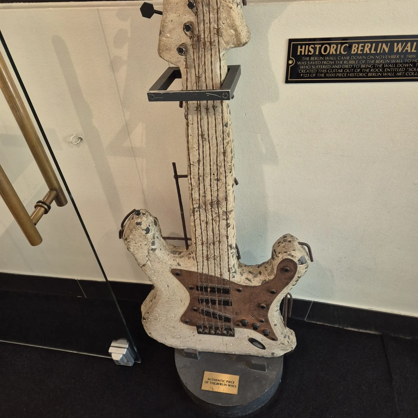 Hard Rock Cafe Berlin: фасад здания с яркой вывеской.