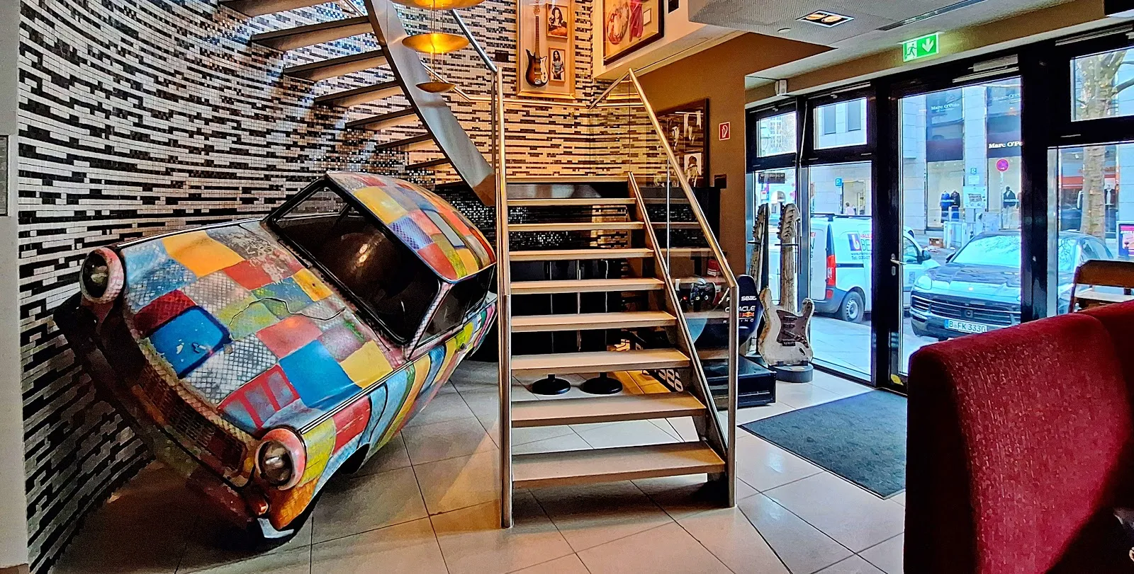 Hard Rock Cafe Berlin: фасад здания с яркой вывеской.