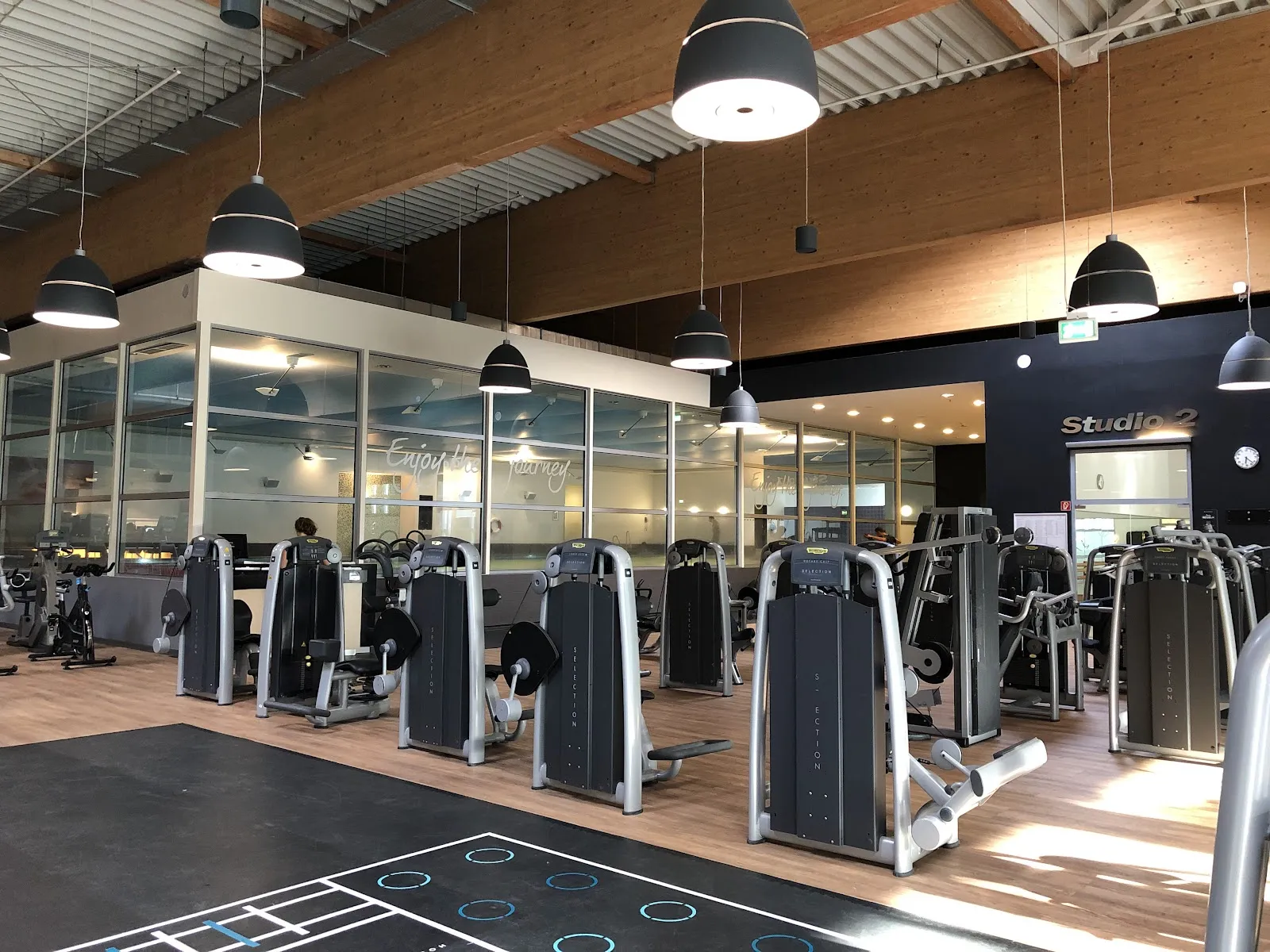 Фитнес-клуб и бассейн Holmes Place Berlin New World