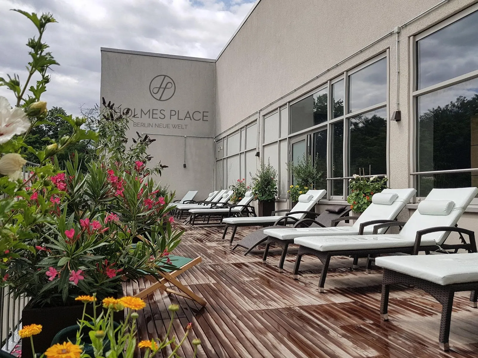 Фитнес-клуб и бассейн Holmes Place Berlin New World