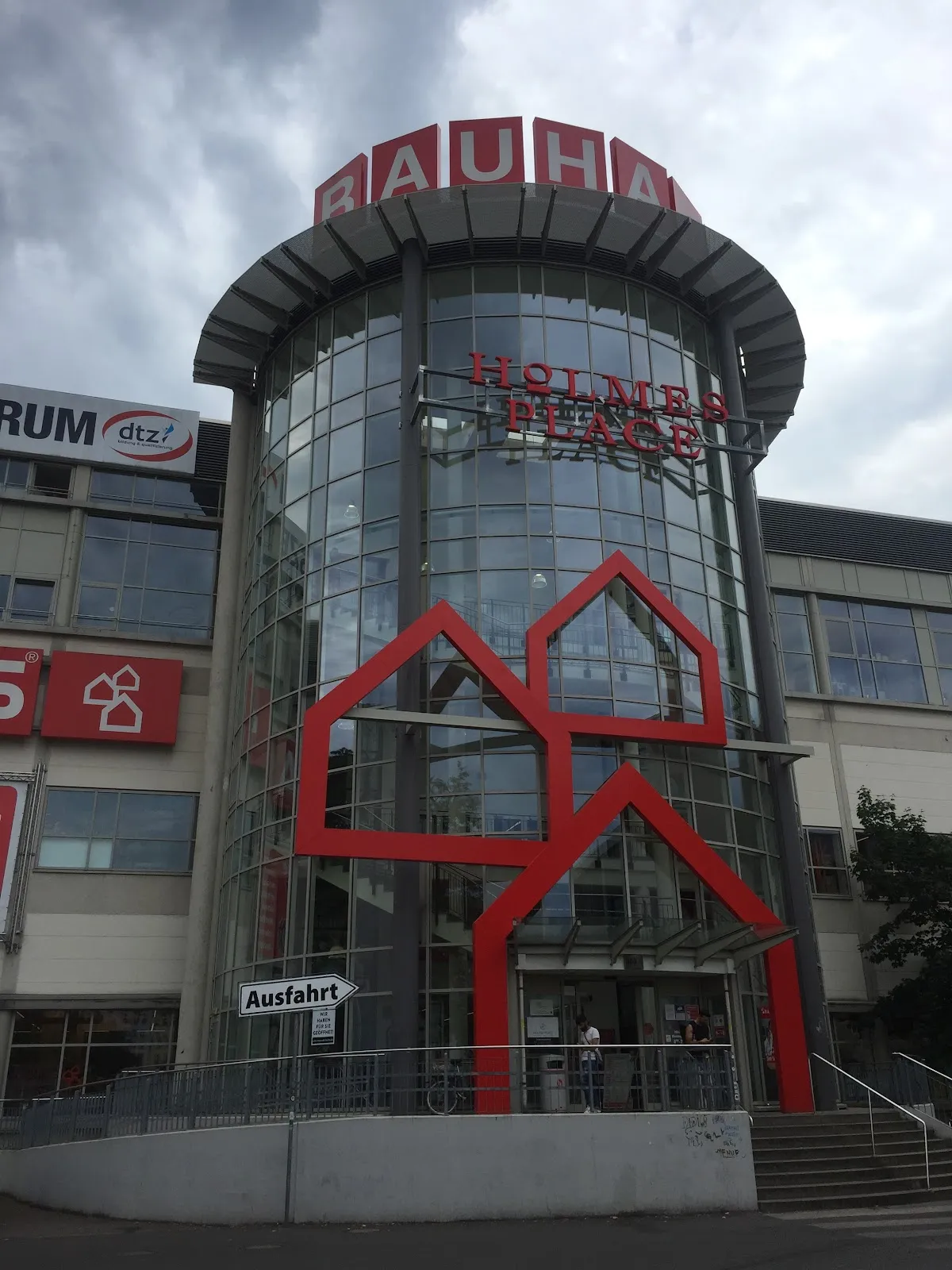 Фитнес-клуб и бассейн Holmes Place Berlin New World