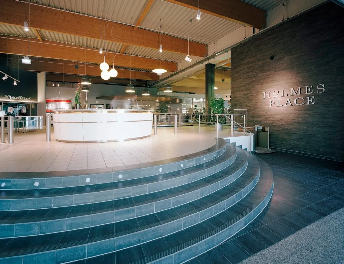 Фитнес-клуб и бассейн Holmes Place Berlin New World