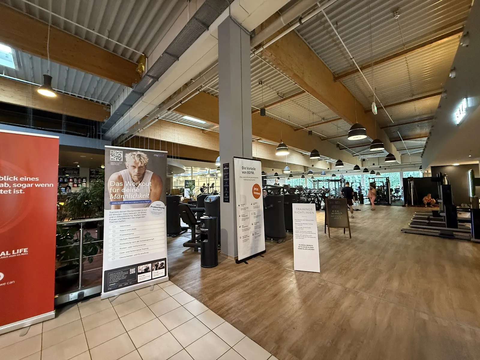 Фитнес-клуб и бассейн Holmes Place Berlin New World