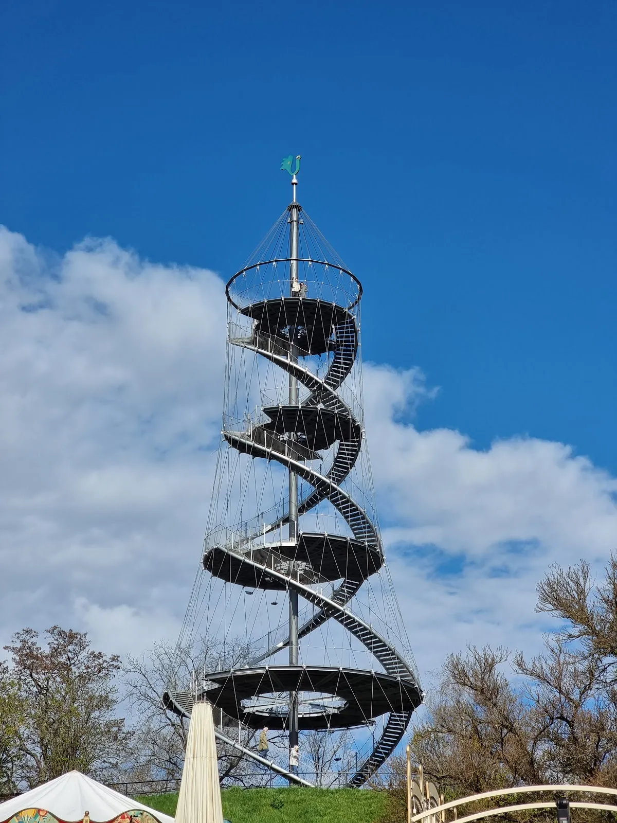 Вид на Хёэнпарк Киллесберг со знаменитой телебашней