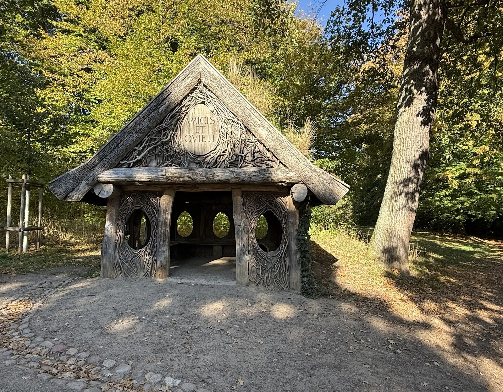 Зеленый парк Йенишпарк в Гамбурге с деревьями и газонами