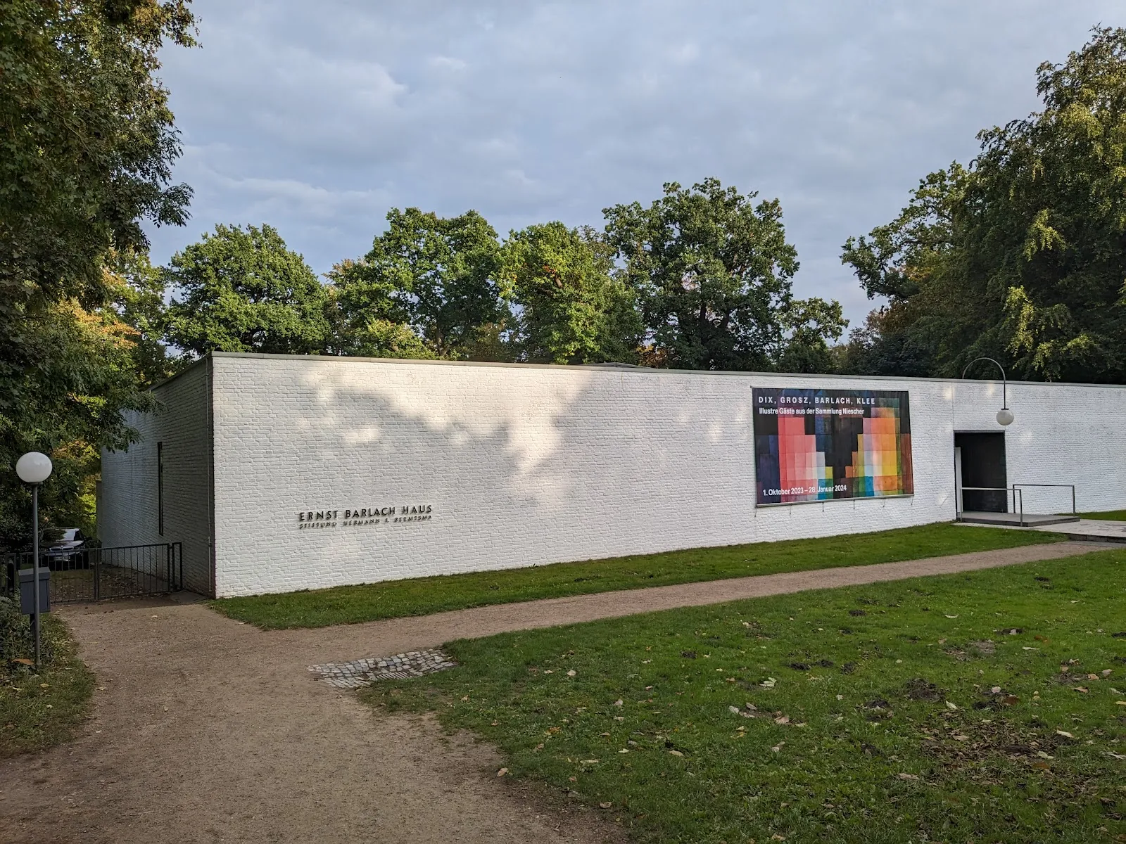 Зеленый парк Йенишпарк в Гамбурге с деревьями и газонами